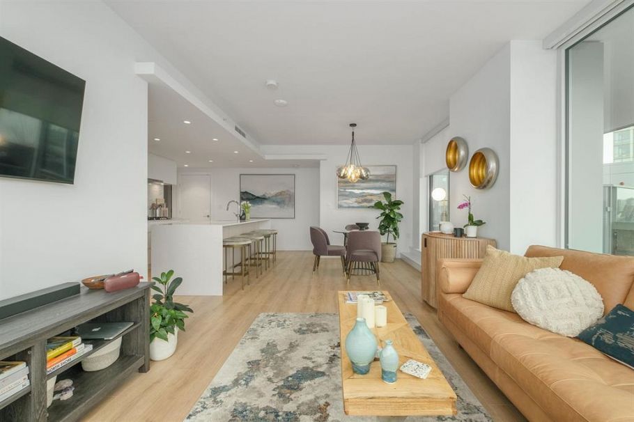 706 1500 Fern Street North Vancouver, BC - 2