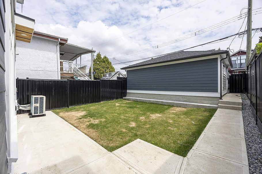 2 5808 Lanark Street Vancouver, BC - 21