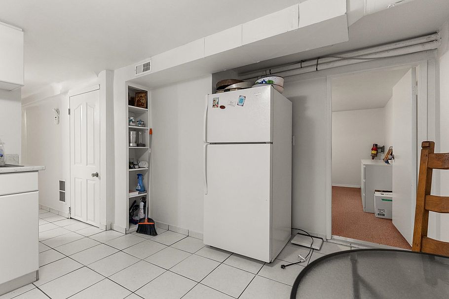 2980 W 8th Avenue Vancouver, BC - 32