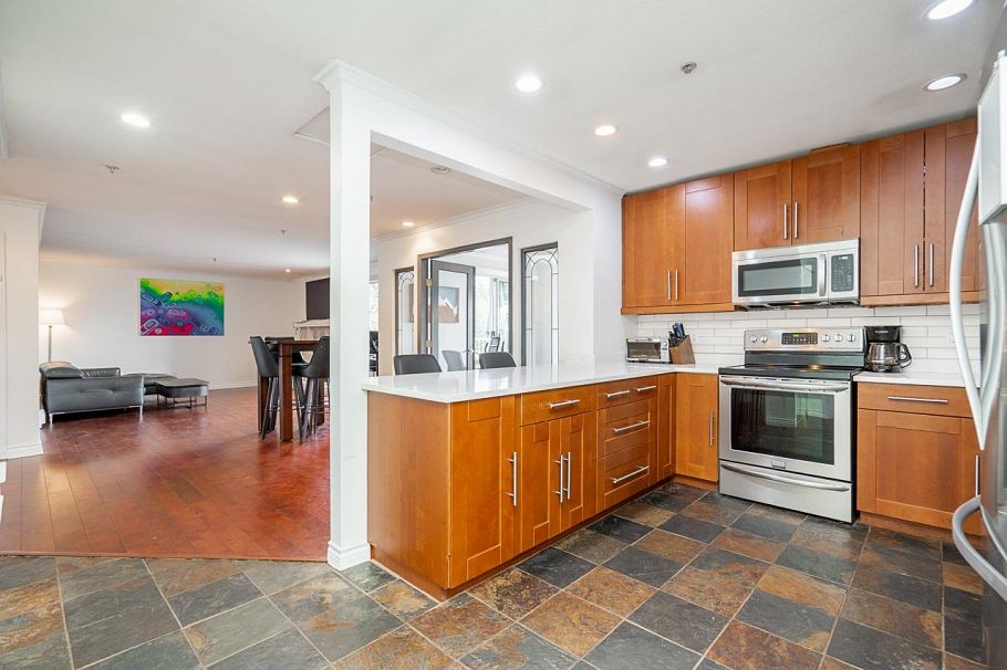 405 1000 Bowron Court North Vancouver, BC - 1