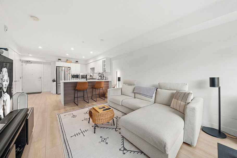 402 1519 Crown Street Vancouver, BC - 2