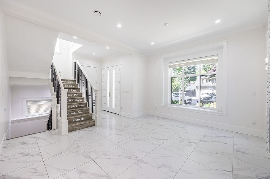 172 Ontario Place Vancouver, BC - 2