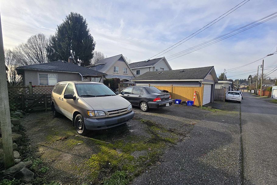 123 E 64th Avenue Vancouver, BC - 3