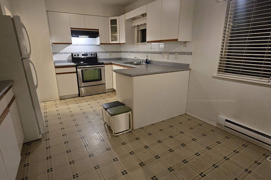 123 E 64th Avenue Vancouver, BC - 9