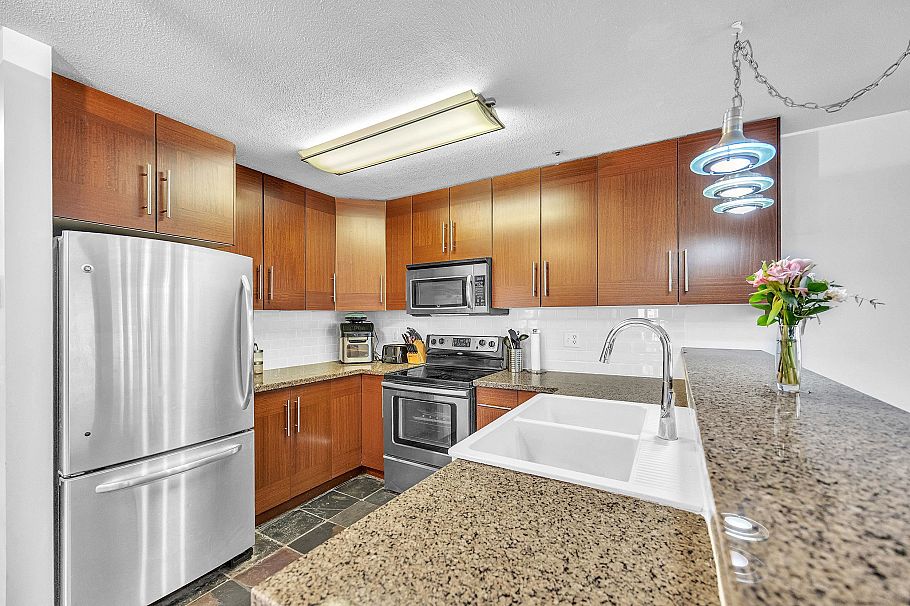 403 118 E 2nd Street North Vancouver, BC - 2