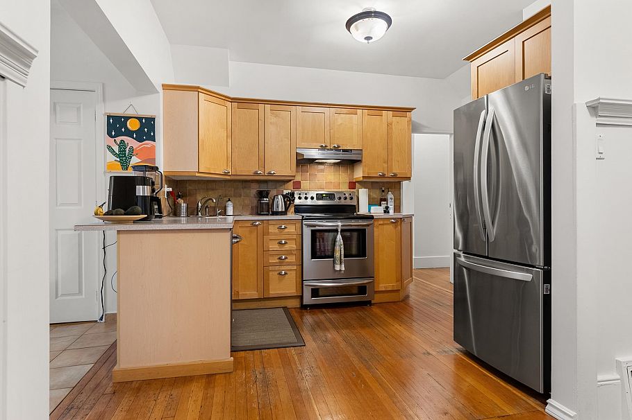 2980 W 8th Avenue Vancouver, BC - 9