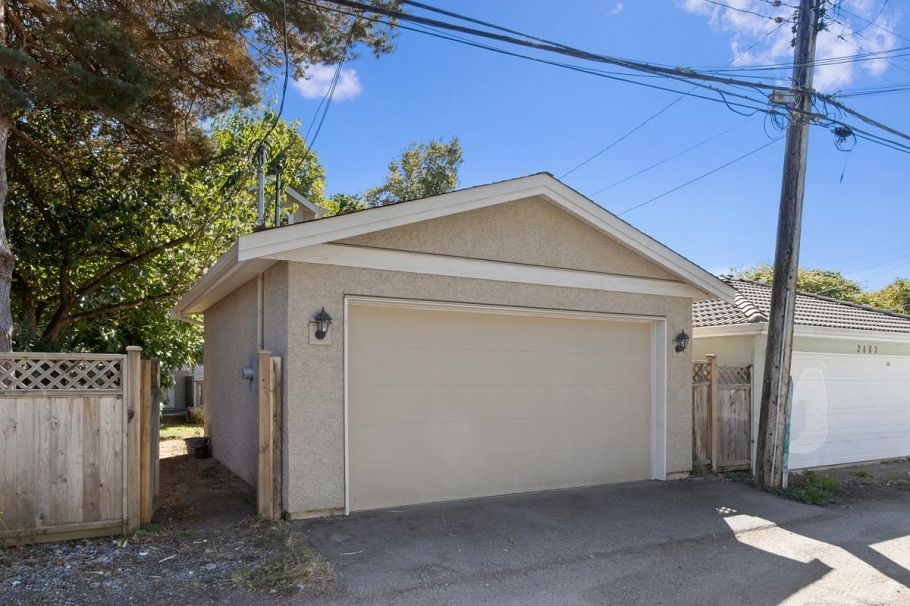 3443 W 11th Avenue Vancouver, BC - 32