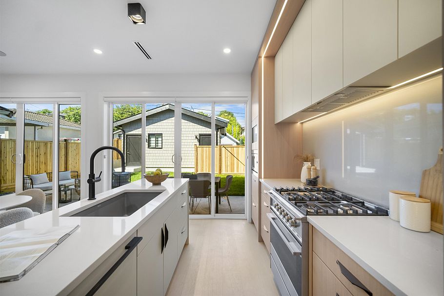 2 5033 Prince Albert Street Vancouver, BC - 5