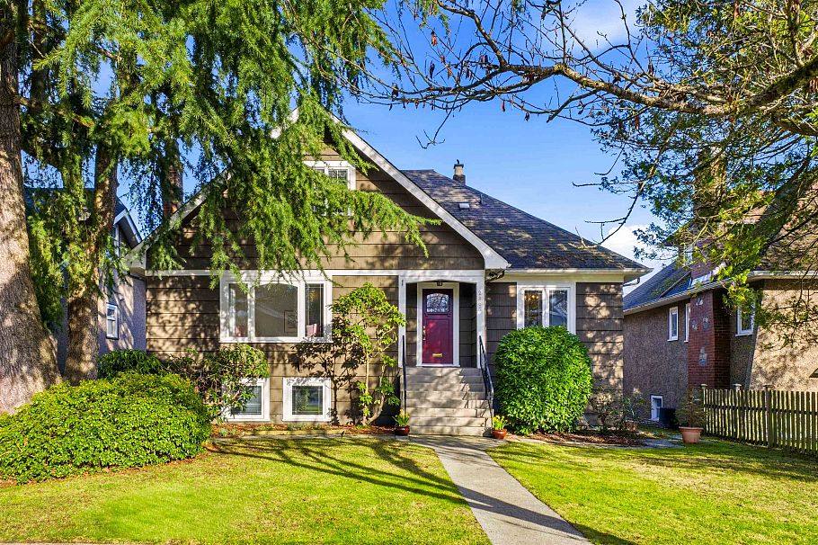 2865 W 30th Avenue Vancouver, BC - 1