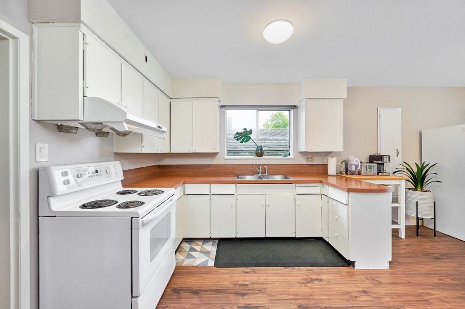 50 E 37th Avenue Vancouver, BC - 9