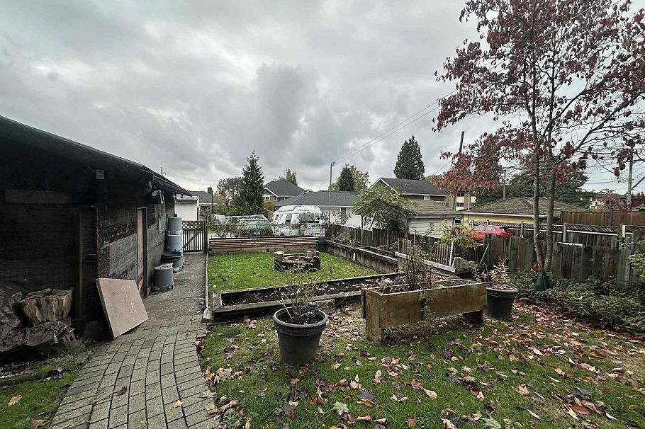 313 E 13th Street North Vancouver, BC - 8