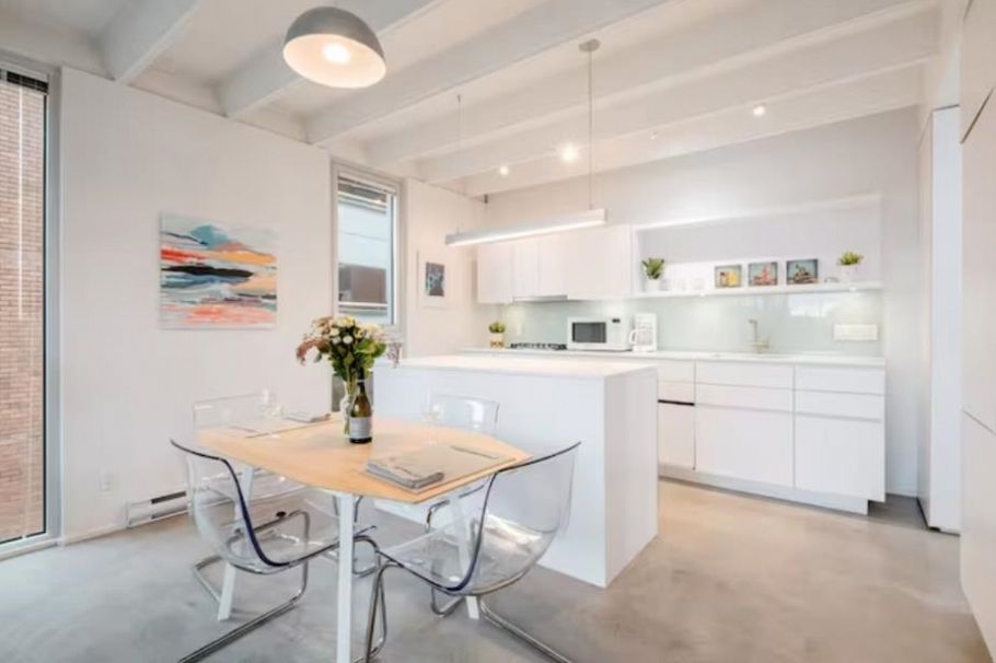 701 219 E Georgia Street Vancouver, BC - 2