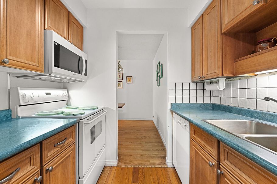 101 2320 W 40th Avenue Vancouver, BC - 10