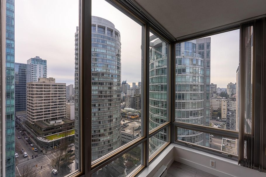 2106 1288 W Georgia Street Vancouver, BC - 10