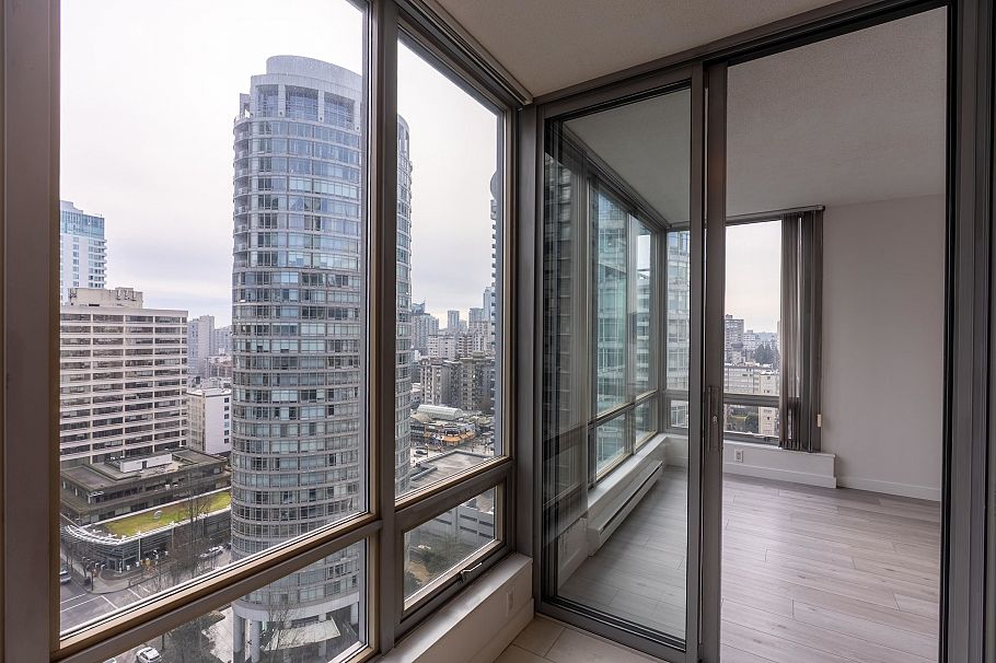 2106 1288 W Georgia Street Vancouver, BC - 12