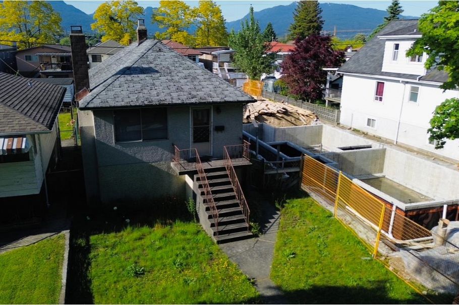 2735 Grant Street Vancouver, BC - 2