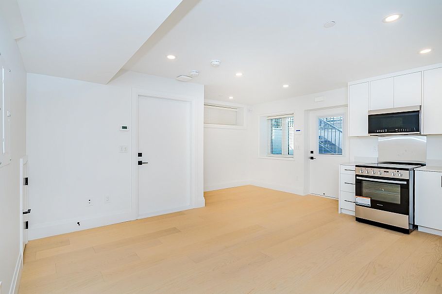 1505 Renfrew Street Vancouver, BC - 32