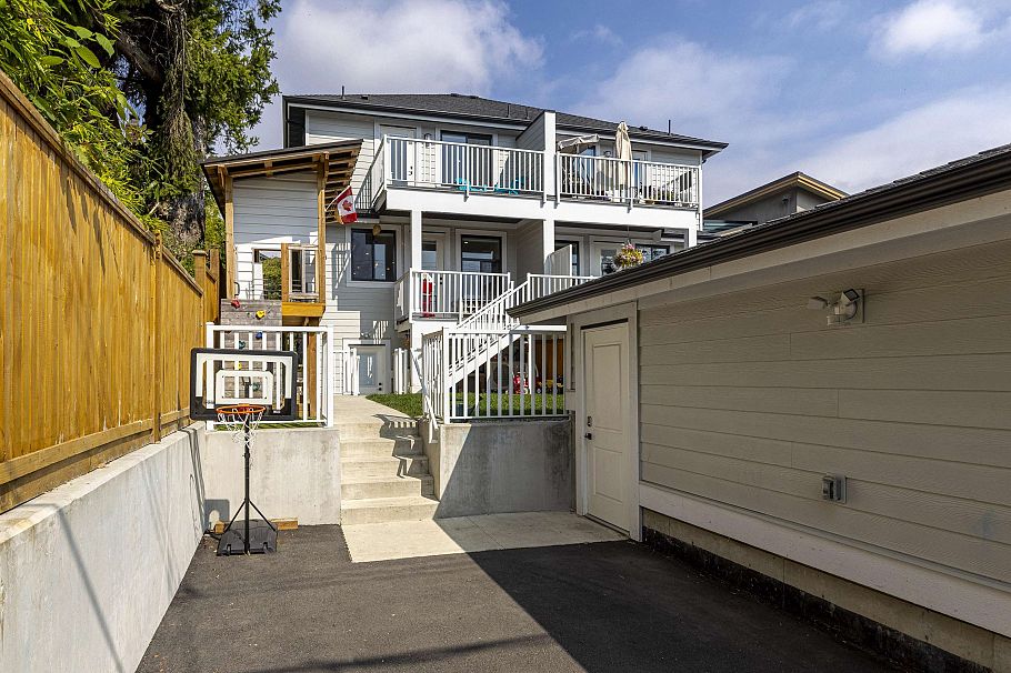 2666 E 6th Avenue Vancouver, BC - 32