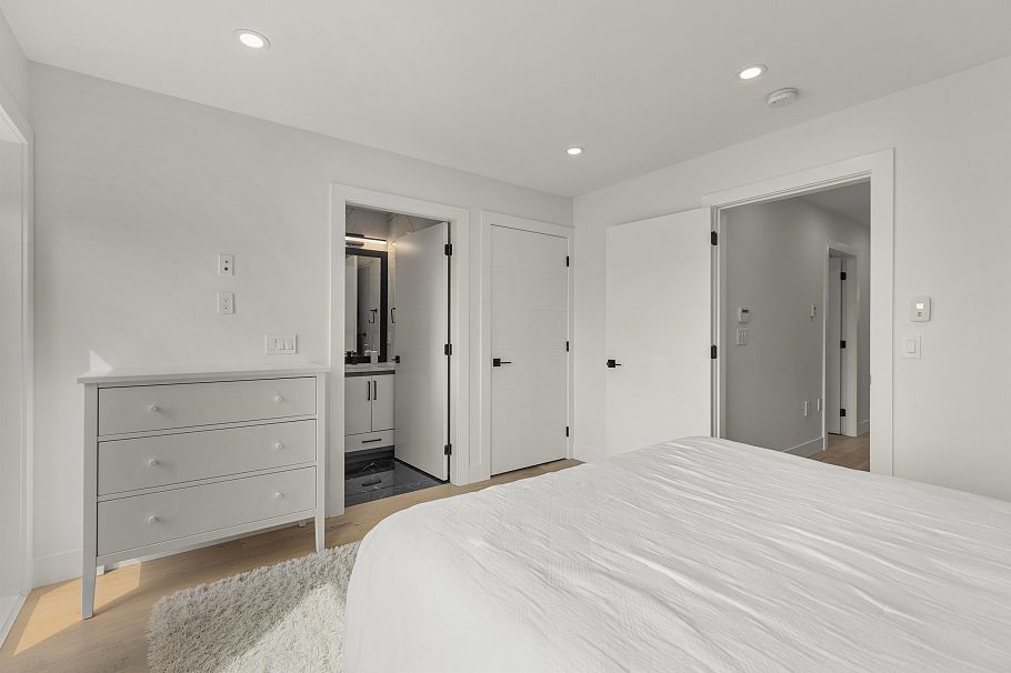 2666 E 6th Avenue Vancouver, BC - 22