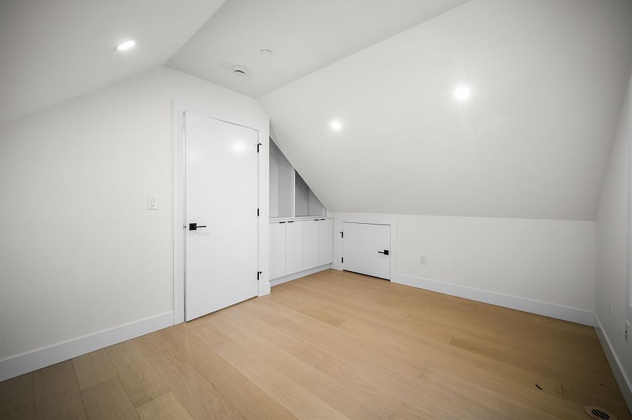 1 3576 E Pender Street Vancouver, BC - 8