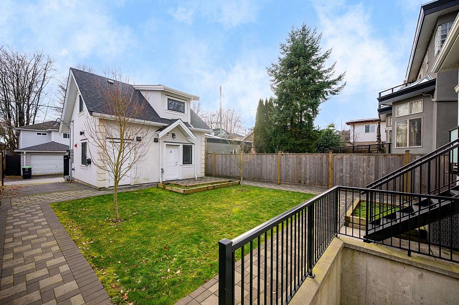 1 58 E 39th Avenue Vancouver, BC - 39