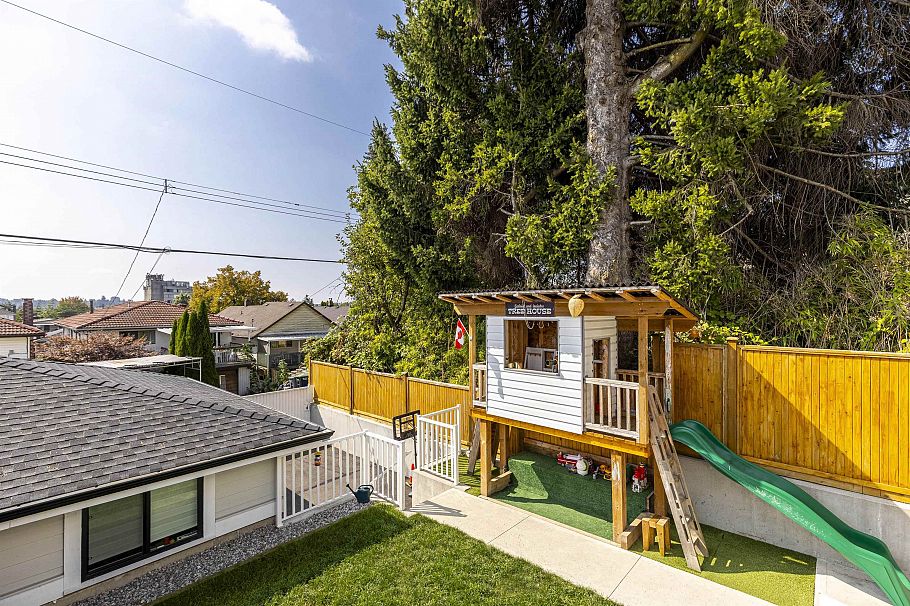 2666 E 6th Avenue Vancouver, BC - 16