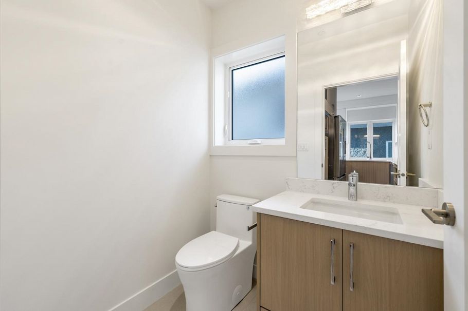 1 366 E 64th Avenue Vancouver, BC - 10