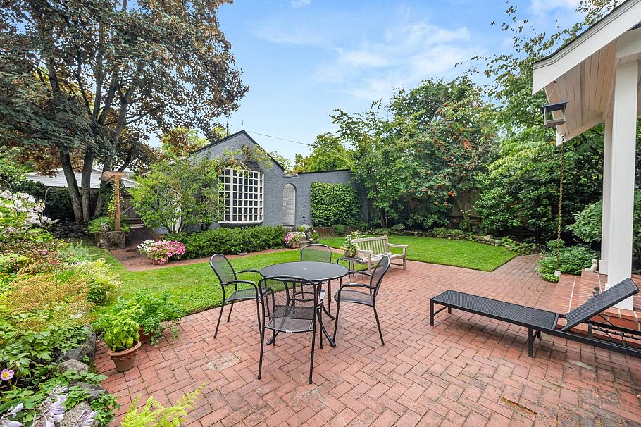 2527 W 37th Avenue Vancouver, BC - 38