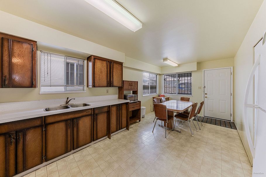 1961 E 50th Avenue Vancouver, BC - 15