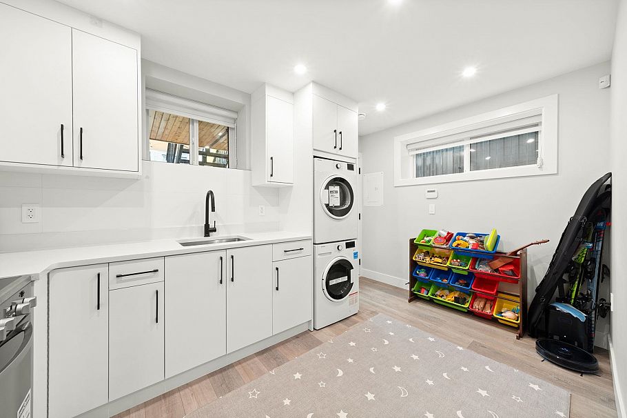 2815 W 19th Avenue Vancouver, BC - 18