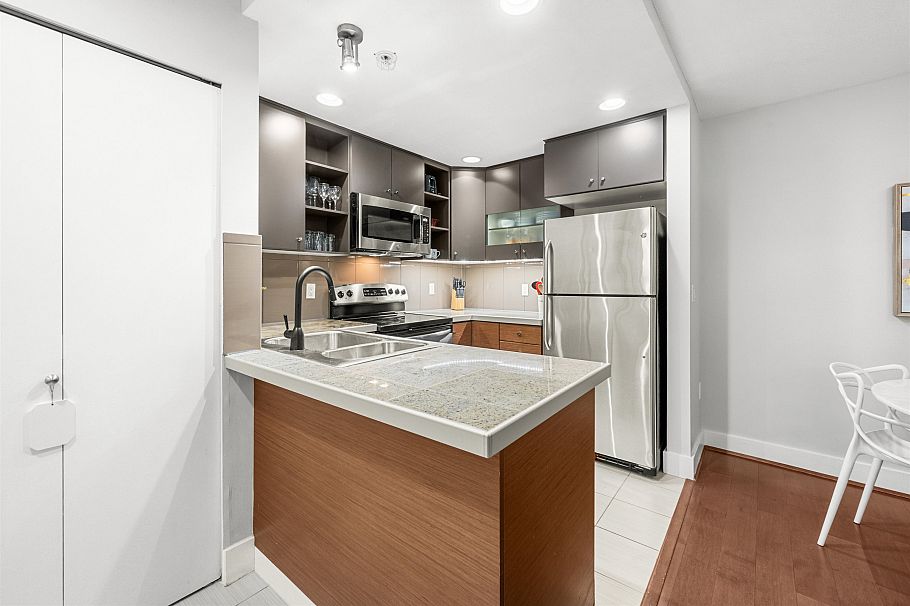 78 728 W 14th Street North Vancouver, BC - 5