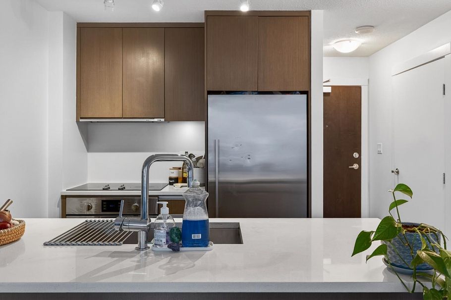 606 1009 Harwood Street Vancouver, BC - 2