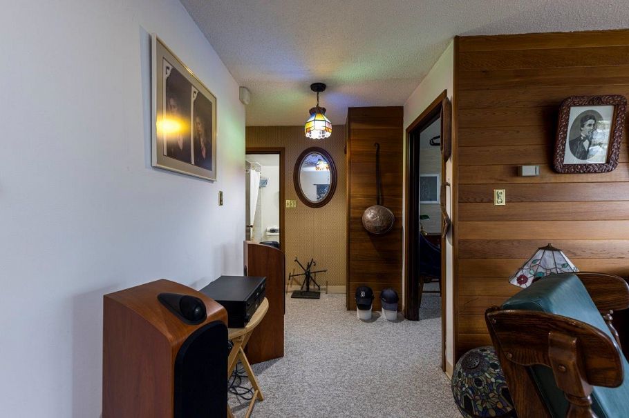 302 250 W 1st Street North Vancouver, BC - 3