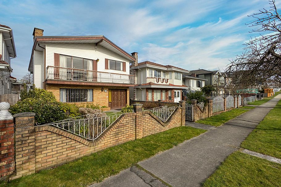 2225 E 35th Avenue Vancouver, BC - 2