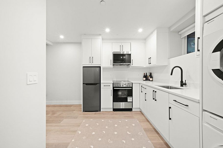 2815 W 19th Avenue Vancouver, BC - 17