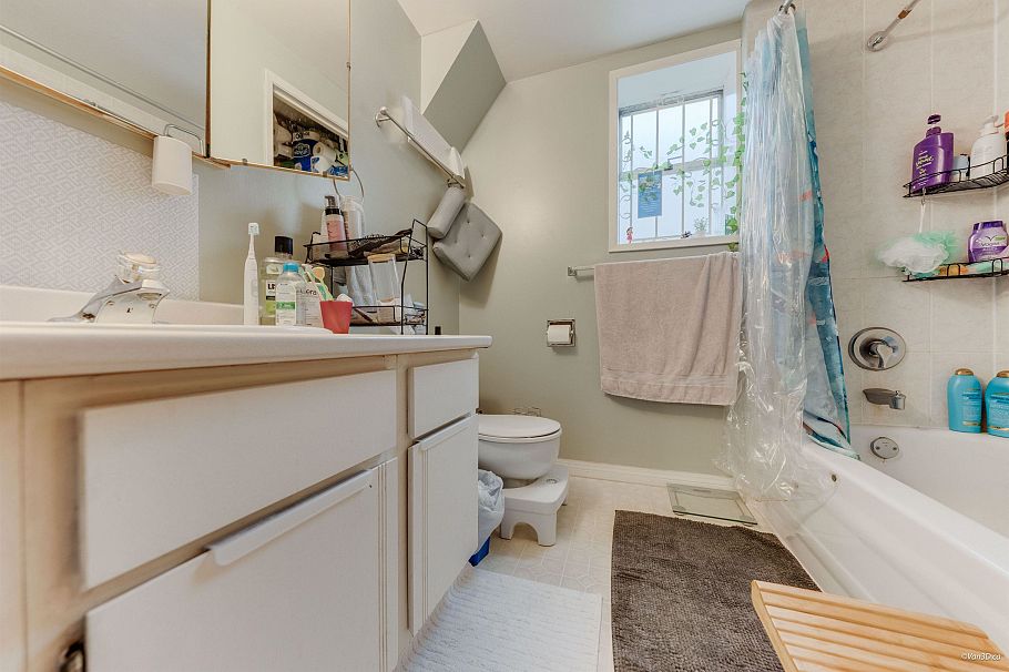 1961 E 50th Avenue Vancouver, BC - 30