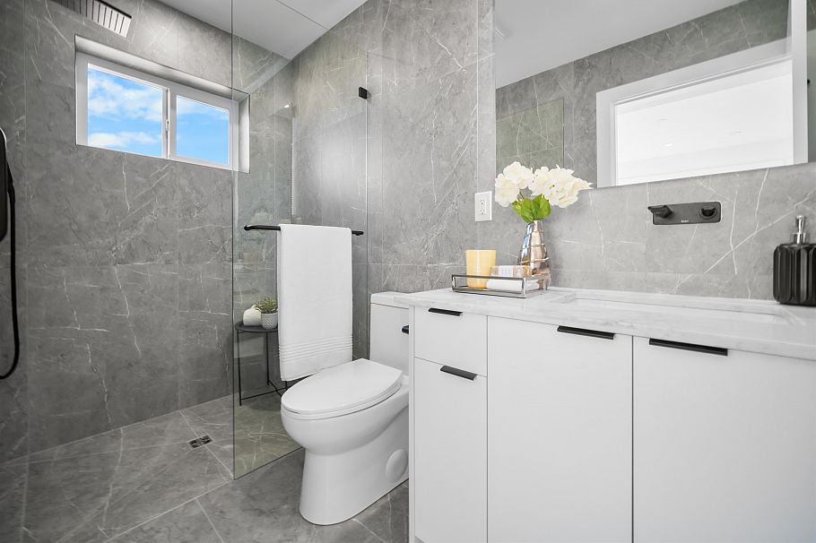 2 3576 E Pender Street Vancouver, BC - 3