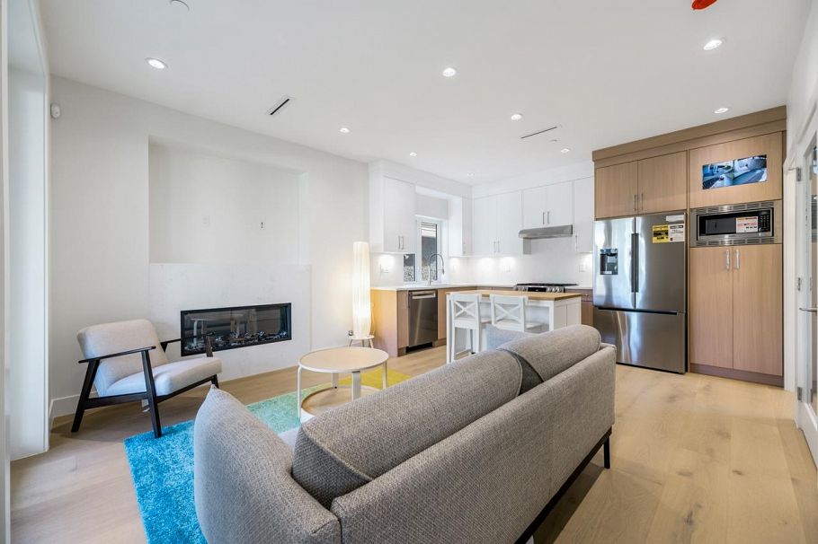 1 366 E 64th Avenue Vancouver, BC - 4