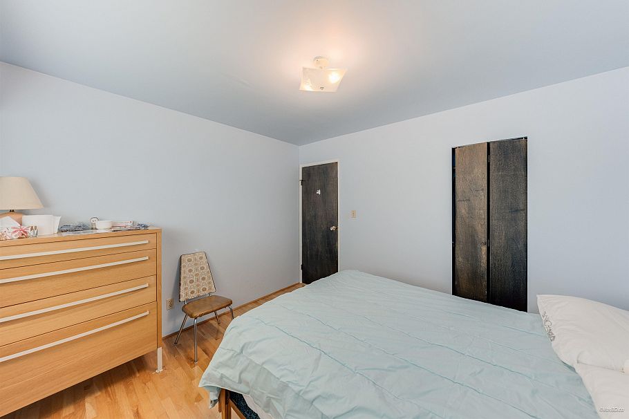 1961 E 50th Avenue Vancouver, BC - 25