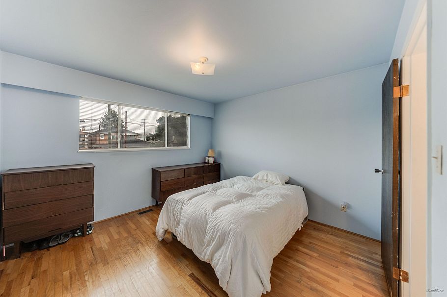 1961 E 50th Avenue Vancouver, BC - 16