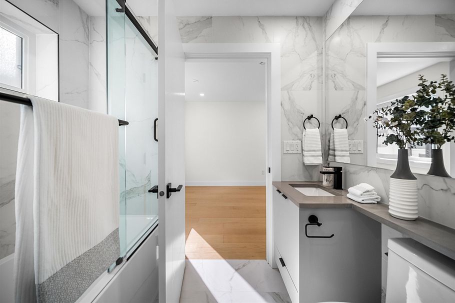 1 3576 E Pender Street Vancouver, BC - 13