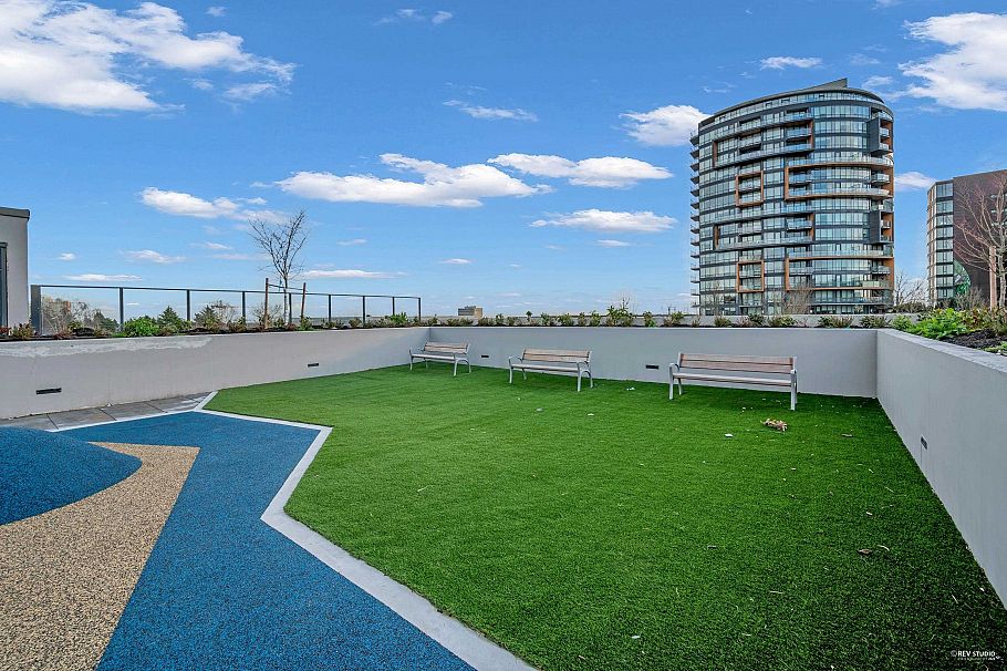 304 8415 Granville Street Vancouver, BC - 5