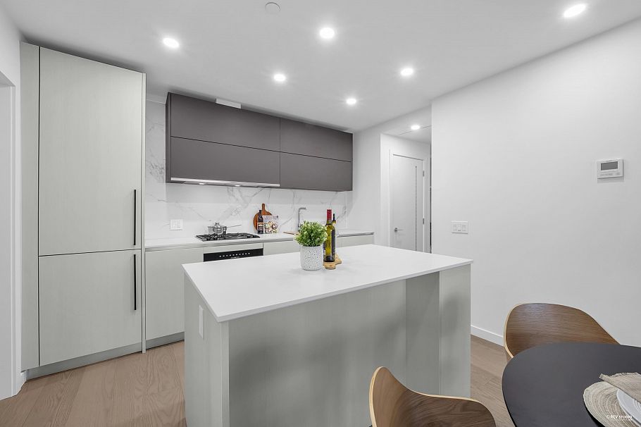 708 8415 Granville Street Vancouver, BC - 14