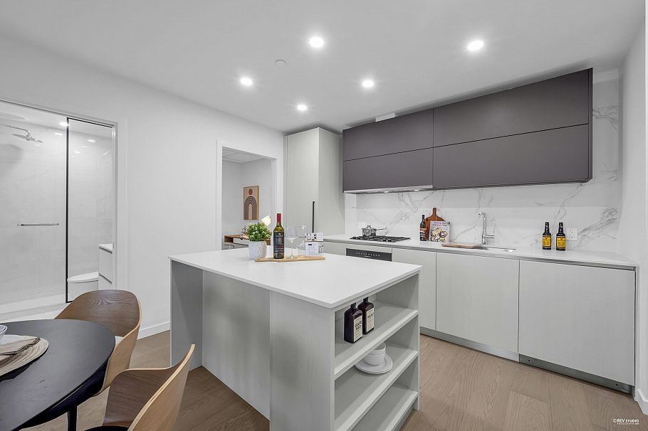 708 8415 Granville Street Vancouver, BC - 5