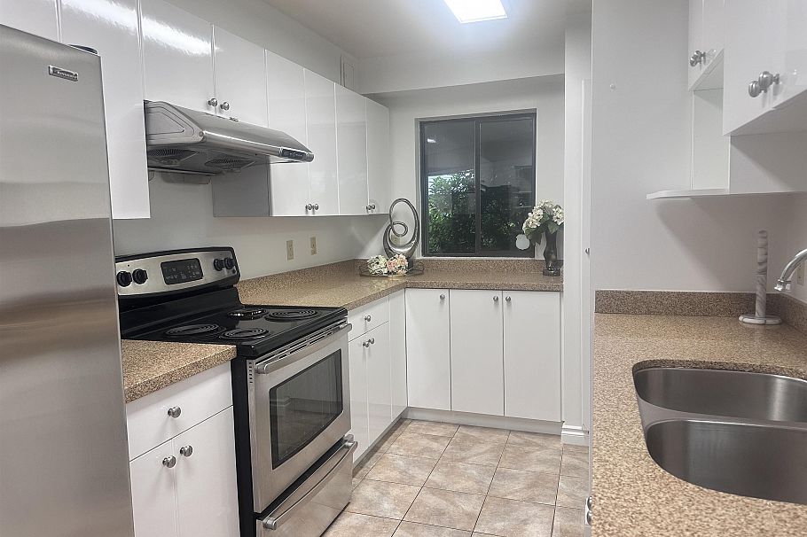 207 1080 Broughton Street Vancouver, BC - 2