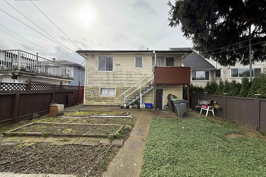3025 E 45th Avenue Vancouver, BC - 2
