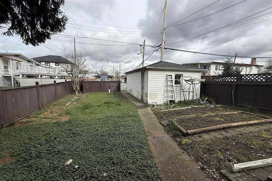 3025 E 45th Avenue Vancouver, BC - 3