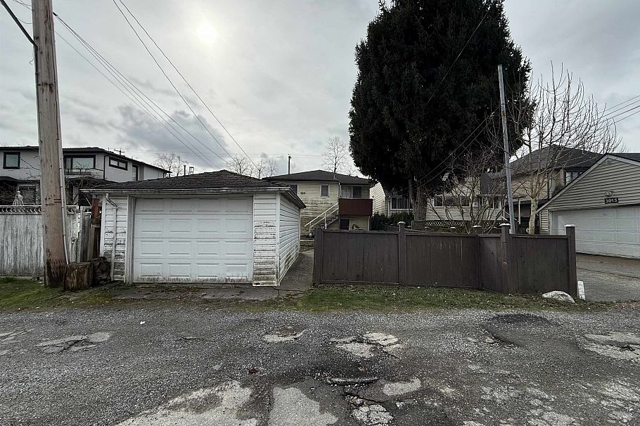 3025 E 45th Avenue Vancouver, BC - 4