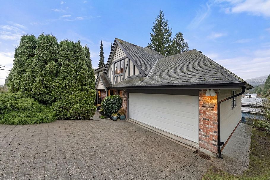 4877 Cedarcrest Avenue North Vancouver, BC - 1