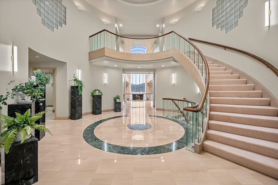 828 Beachview Drive North Vancouver, BC - 2